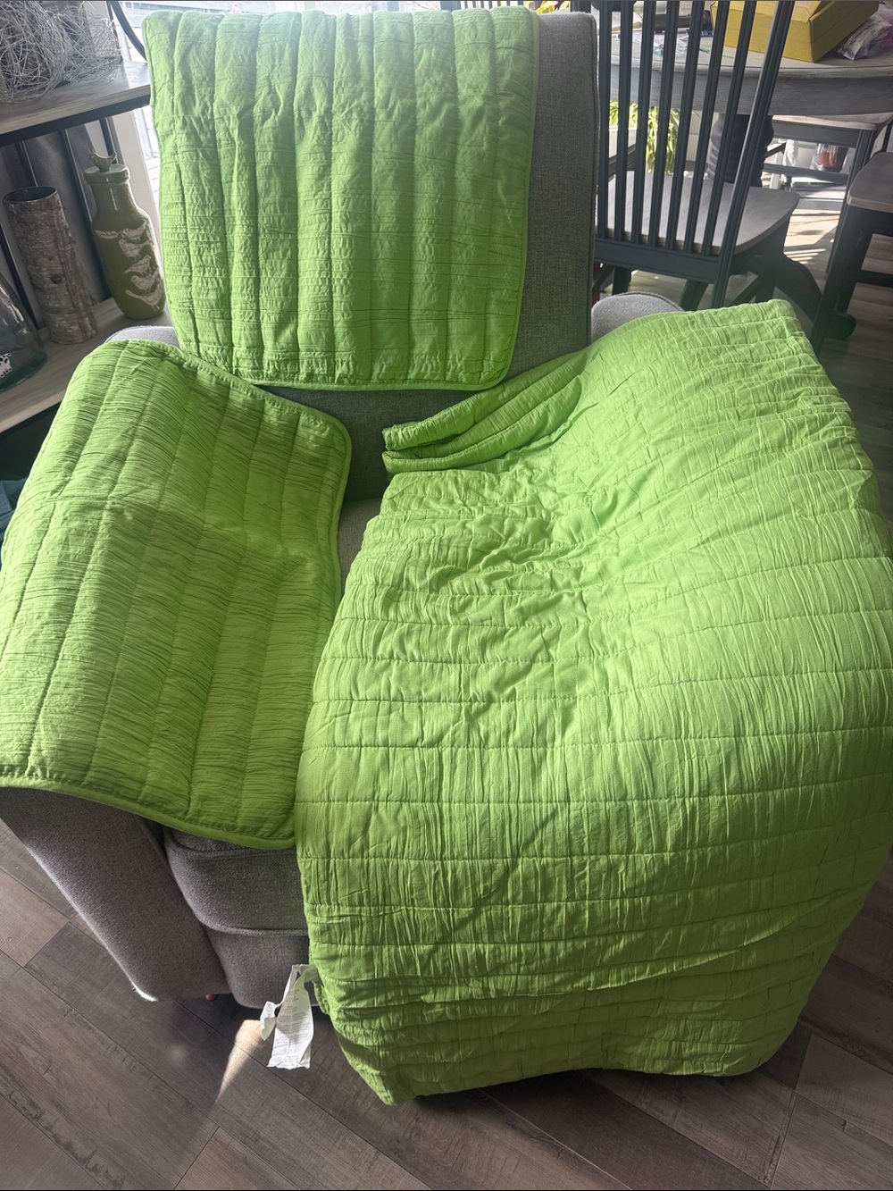 Lush Green Quilt with 2 Shams + Leaf-Patterned Sheet Set - Picture 3 of 7